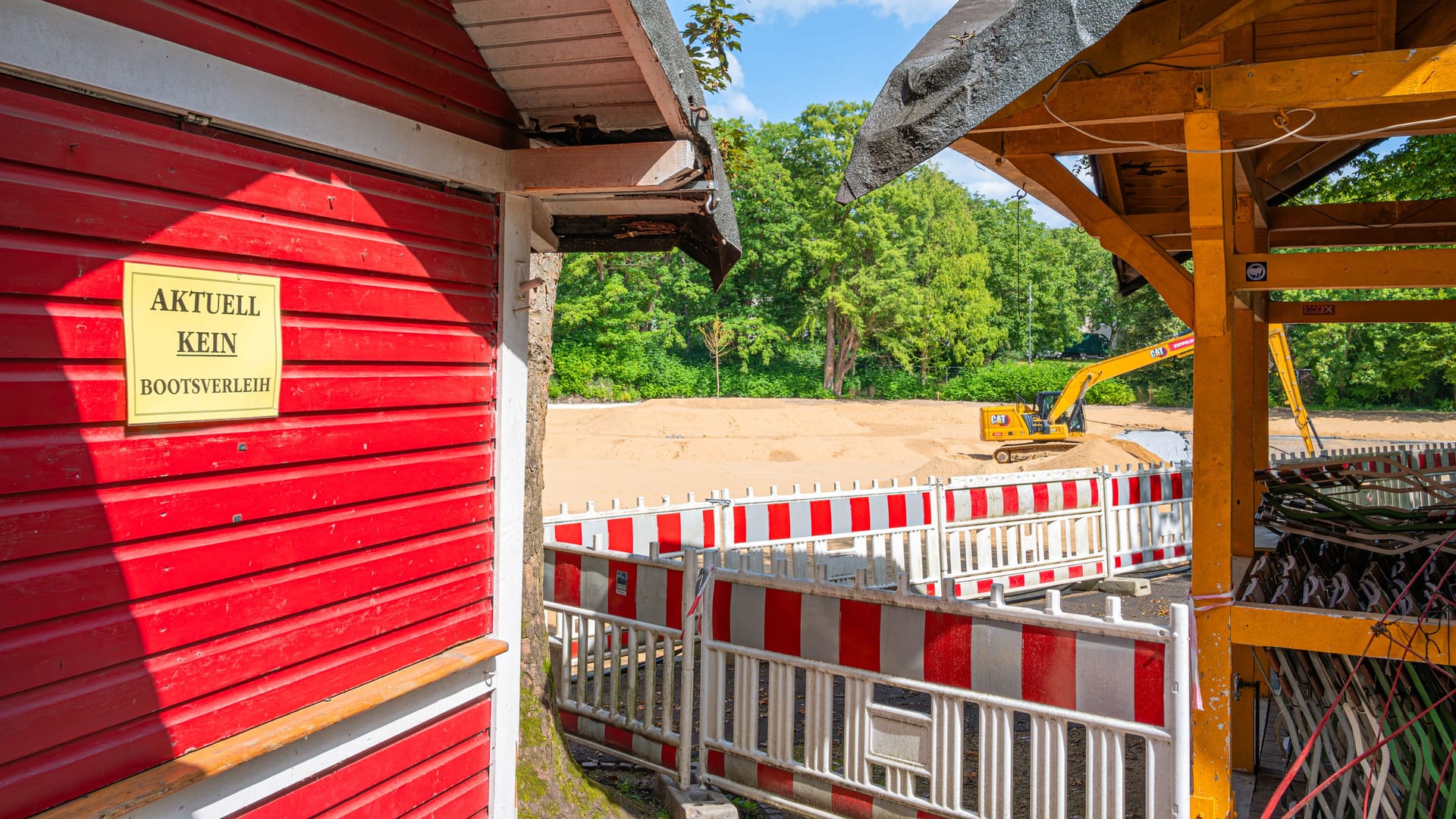 "Aktuell kein Bootsverleih": Die Baustelle grenzt unmittelbar an den Biergarten von Anna Heller.