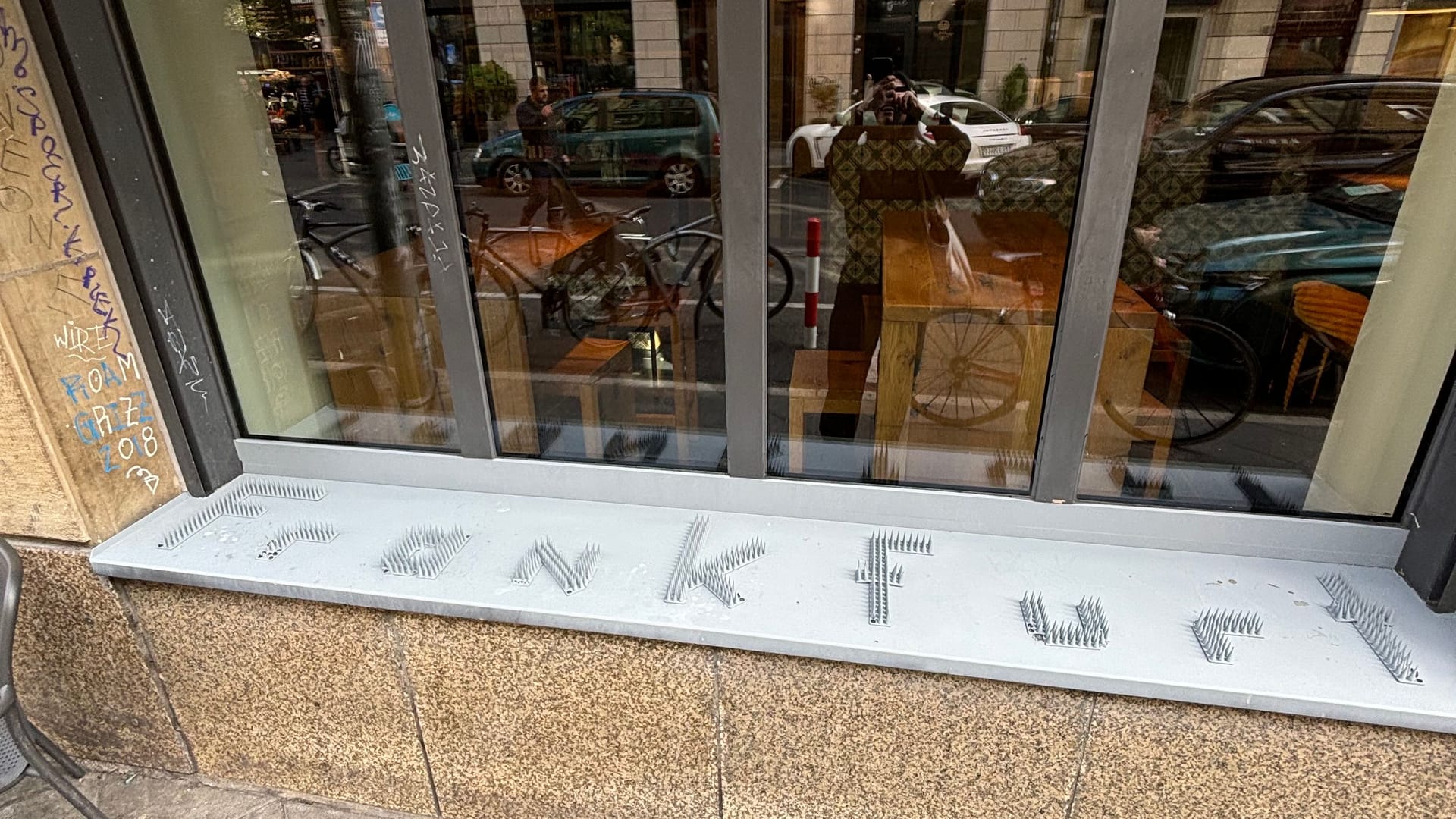 Die Stacheln bilden das Wort "Frankfurt" und schmücken neuerdings die Sitzfensterbank der Bäckerei.