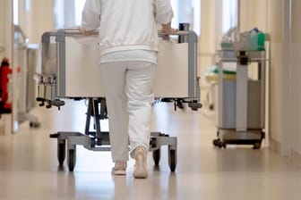 Gesundheitsminister informiert über Krankenhausreform in NRW.