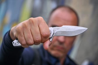 Mann mit Messer (Symbolbild): In Berlin soll ein 53-Jähriger auf seinen 20 Jahre jüngeren Bruder eingestochen haben.