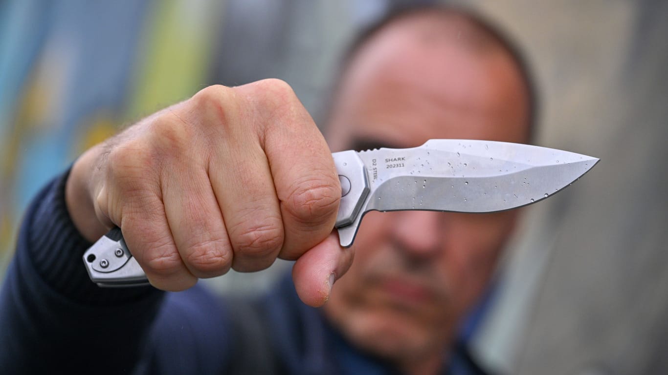 Mann mit Messer (Symbolbild): In Berlin soll ein 53-Jähriger auf seinen 20 Jahre jüngeren Bruder eingestochen haben.