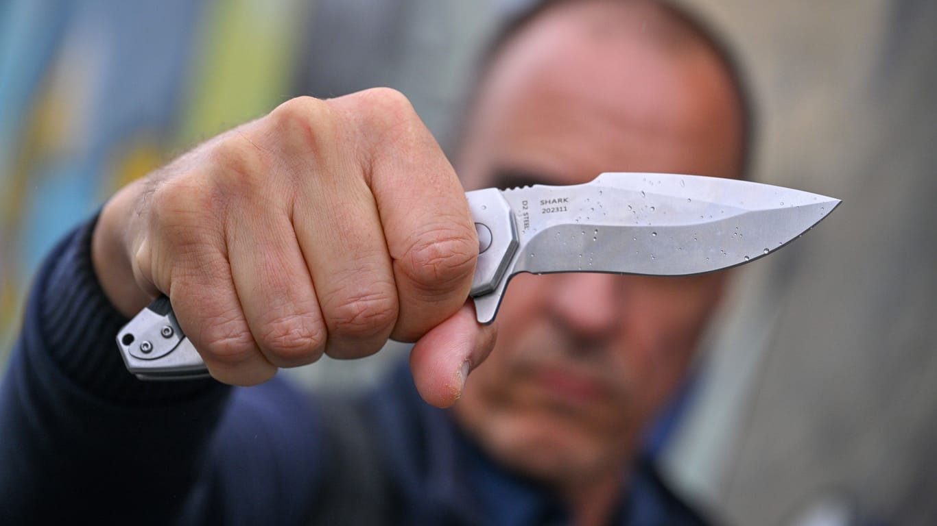 Mann mit Messer (Symbolbild): In Berlin soll ein 53-Jähriger auf seinen 20 Jahre jüngeren Bruder eingestochen haben.