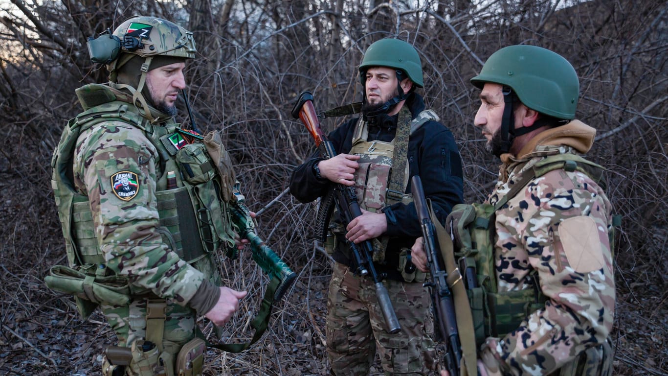 Alaudinow (l.) mit Soldaten seiner tschetschenischen "Achmat"-Spezialeinheit (Archivbild).