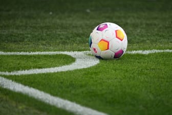 Ein Fußball liegt zum Eckball bereit: 17 deutsche Fußballspiele stehen unter Verdacht.