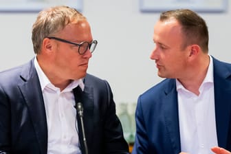 Sitzung der Thüringer CDU: Mario Voigt (links) und Christian Herrgott diskutieren.