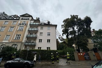 Am Samstagnachmittag (14.09.2024) ist am Eck der Ismaningerstraße Straße zur Rauchstraße in München ein Baukran auf ein Wohnhaus gestürzt. Dieser stand zum Zeitpunkt des Unglücks im Innenhof und hat zwei Mehrfamilienhäuser getroffen. Nach ersten Informationen von vor Ort hat das acht Tonnen Gegengewicht des Krans eine Wohnung durchschlagen.Bislang gibt es soweit keine Verletzten zu beklagen - eine Person steht unter Schock. Die Feuerwehr hat die Anwohner der betroffenen Gebäude evakuiert. Wie es zu dem Unglück kommen konnte, ist derzeit Gegenstand der Ermittlungen.