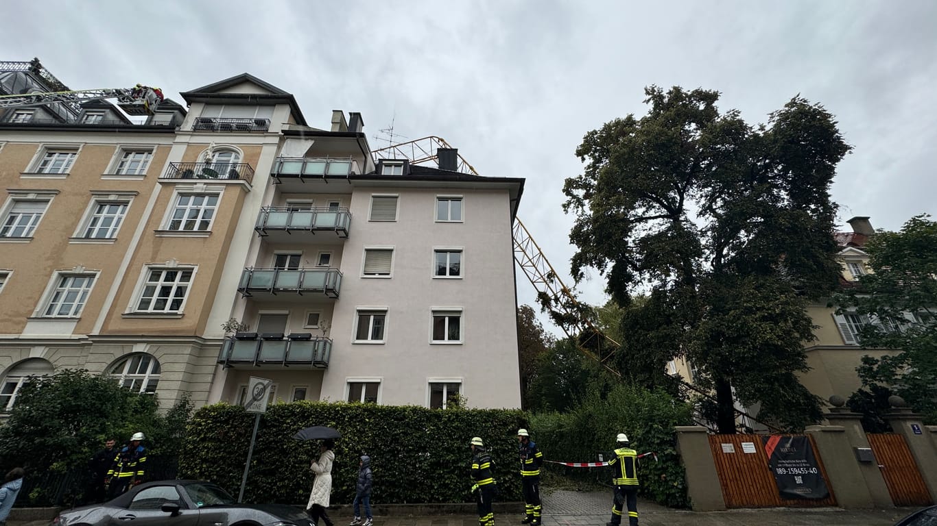 Am Samstagnachmittag (14.09.2024) ist am Eck der Ismaningerstraße Straße zur Rauchstraße in München ein Baukran auf ein Wohnhaus gestürzt. Dieser stand zum Zeitpunkt des Unglücks im Innenhof und hat zwei Mehrfamilienhäuser getroffen. Nach ersten Informationen von vor Ort hat das acht Tonnen Gegengewicht des Krans eine Wohnung durchschlagen.Bislang gibt es soweit keine Verletzten zu beklagen - eine Person steht unter Schock. Die Feuerwehr hat die Anwohner der betroffenen Gebäude evakuiert. Wie es zu dem Unglück kommen konnte, ist derzeit Gegenstand der Ermittlungen.