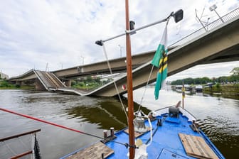 Teile der Carolabrücke über der Elbe sind eingestürzt.