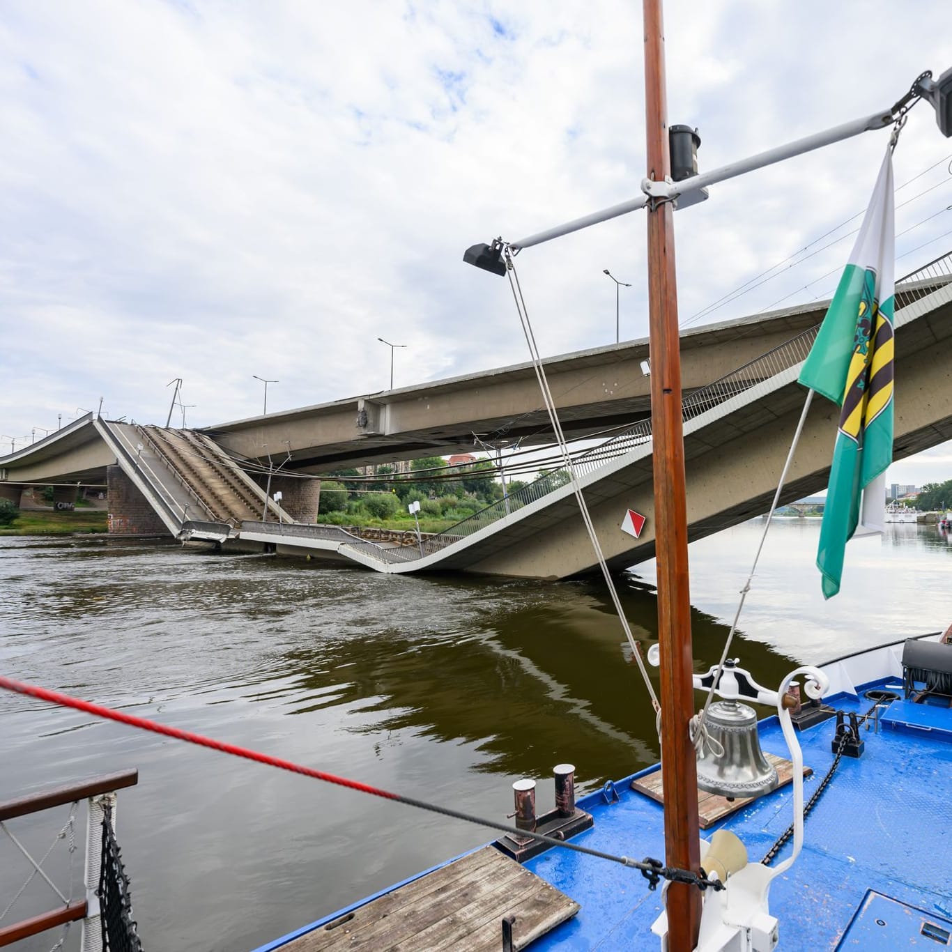 Teile der Carolabrücke über der Elbe sind eingestürzt.