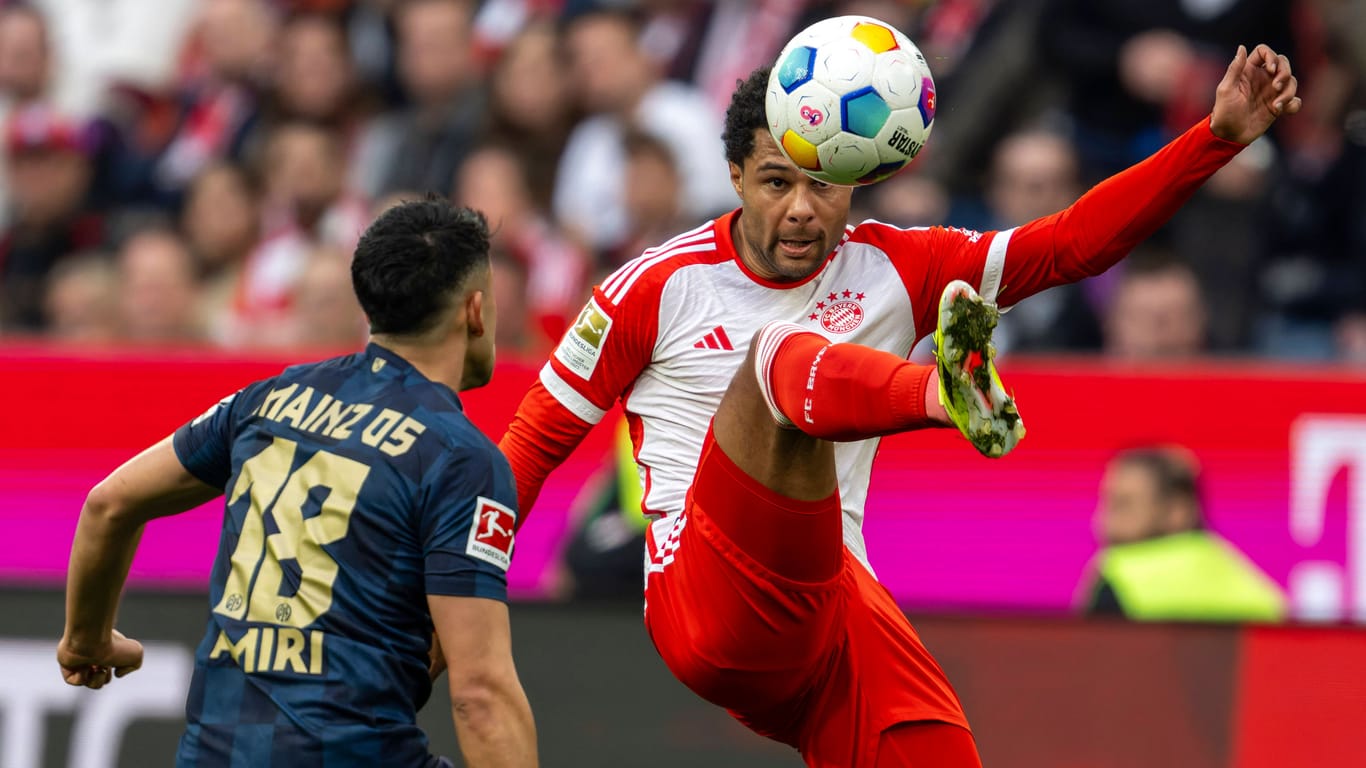 Der Mainzer Nadiem Amiri (l.) im Duell mit Bayerns Serge Gnabry: In der zweiten Pokalrunde geht es zwischen beiden Teams erneut zur Sache.