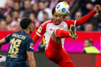 Der Mainzer Nadiem Amiri (l.) im Duell mit Bayerns Serge Gnabry: In der zweiten Pokalrunde geht es zwischen beiden Teams erneut zur Sache.