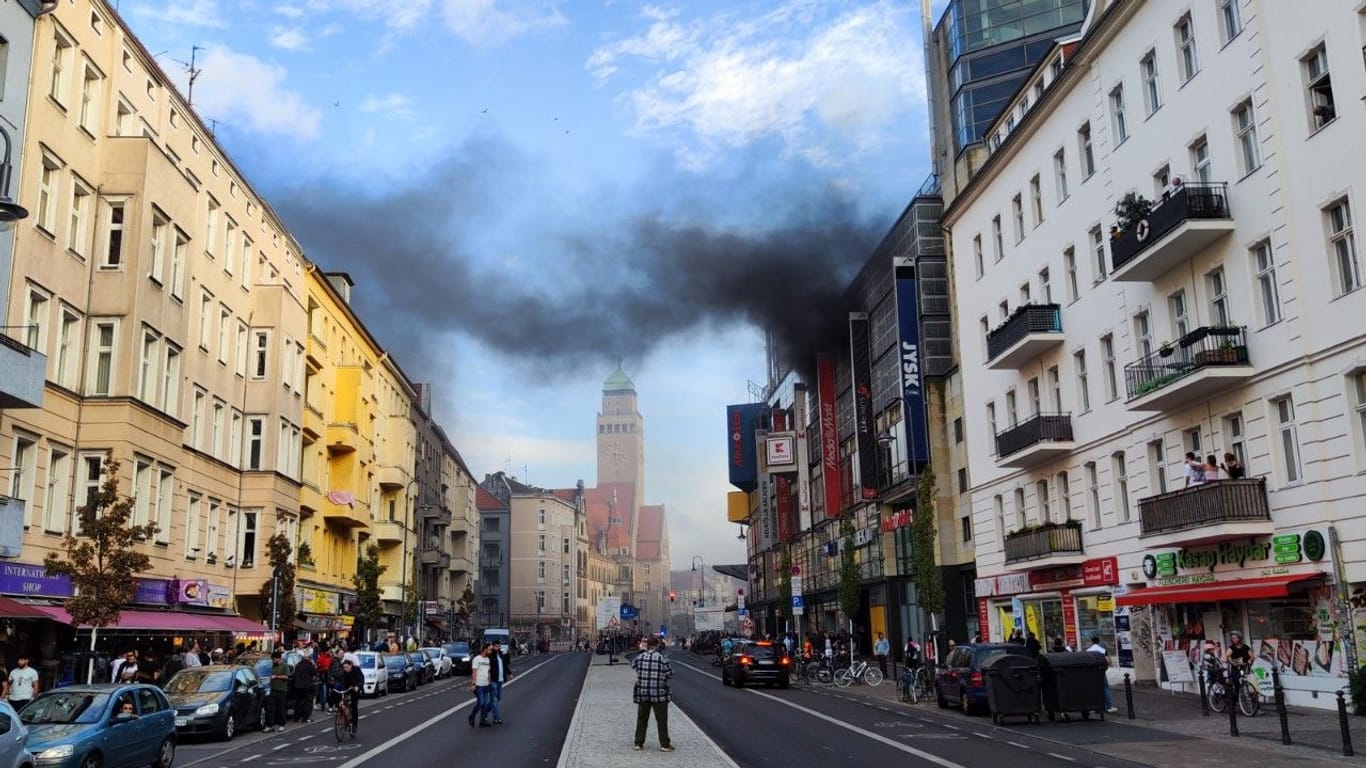 Berlin: Im Parkhaus der Neukölln Arcaden brach ein Feuer aus.