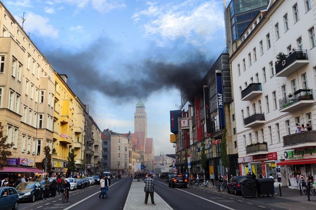 Berlin: Im Parkhaus der Neukölln Arcaden brach ein Feuer aus.