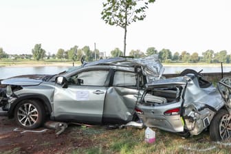 Tödlicher Unfall bei Verfolgungsfahrt: PKW krachte gegen Baum un