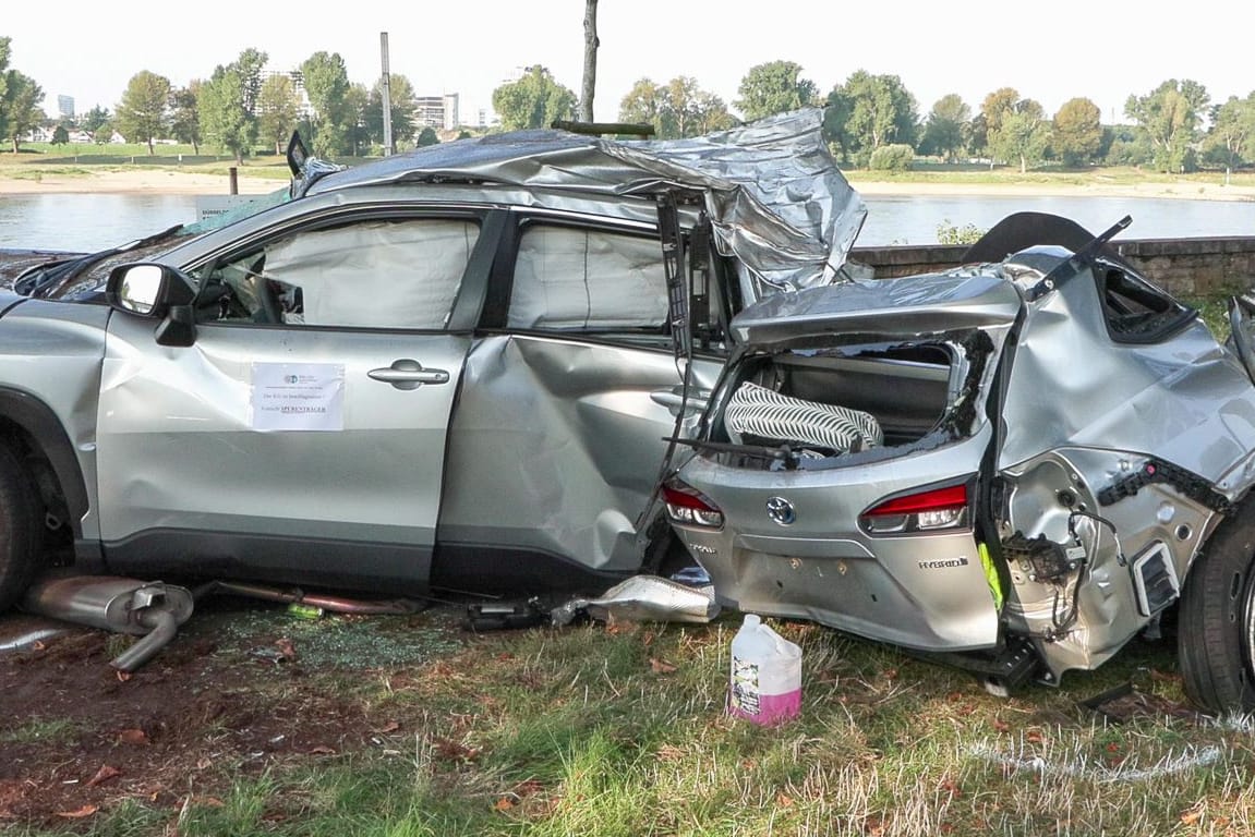 Tödlicher Unfall bei Verfolgungsfahrt: PKW krachte gegen Baum un