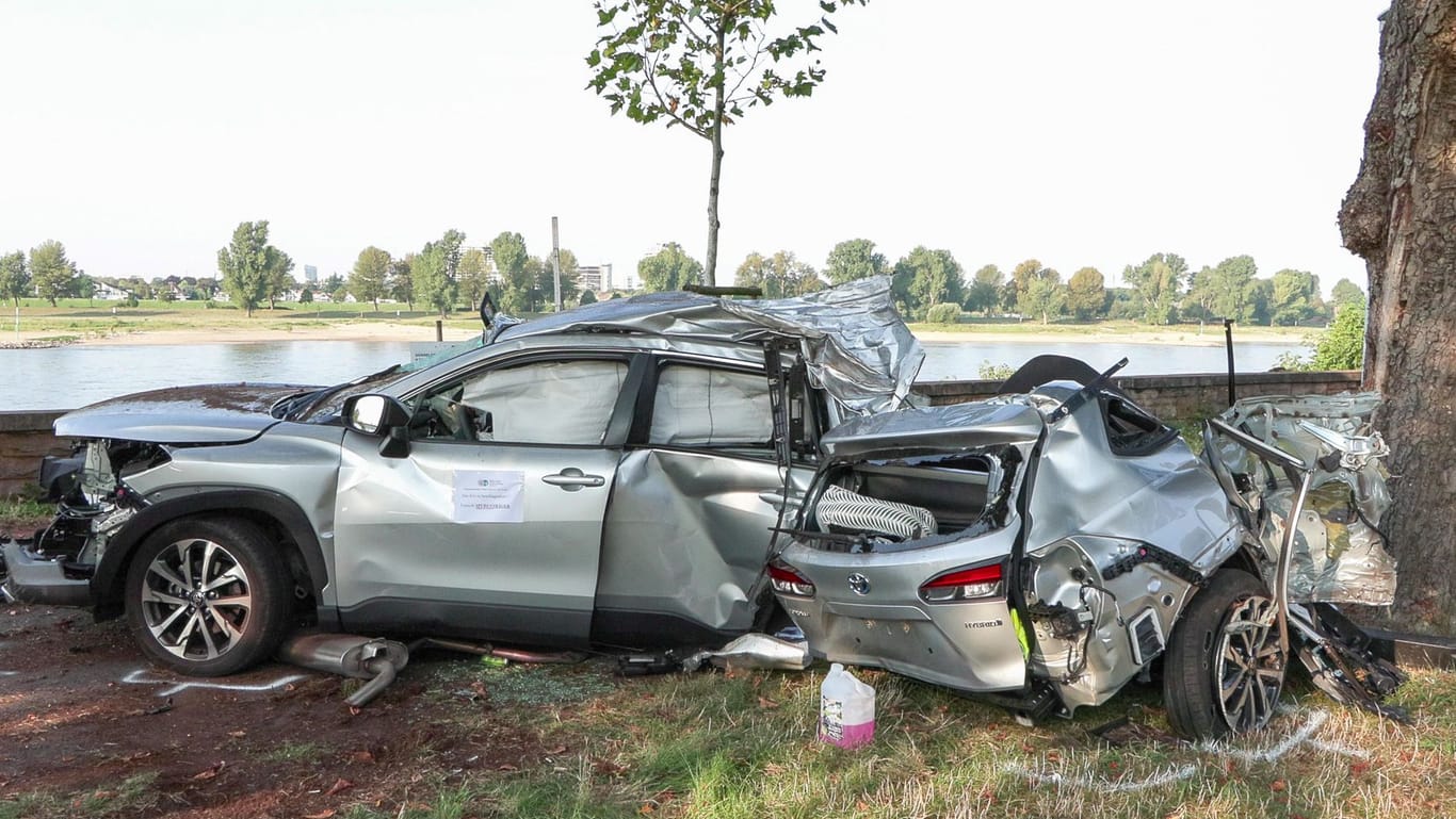 Tödlicher Unfall bei Verfolgungsfahrt: PKW krachte gegen Baum un