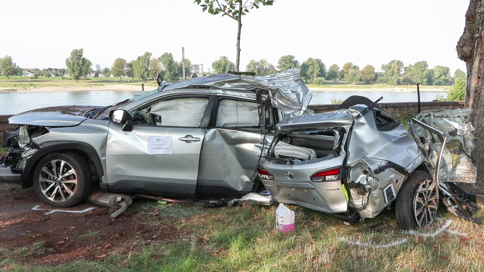 Tödlicher Unfall bei Verfolgungsfahrt: PKW krachte gegen Baum un