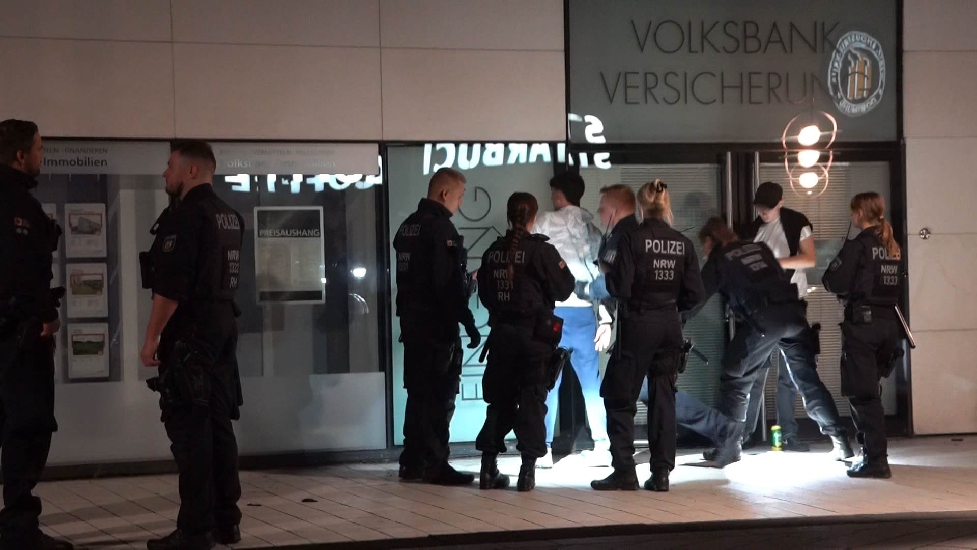 Mit vielen Einsatzkräften kontrollierte die Polizei in der Nacht zu Samstag eine Gruppe Jugendlicher in der Dortmunder Innenstadt.