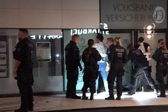 Mit vielen Einsatzkräften kontrollierte die Polizei in der Nacht zu Samstag eine Gruppe Jugendlicher in der Dortmunder Innenstadt.