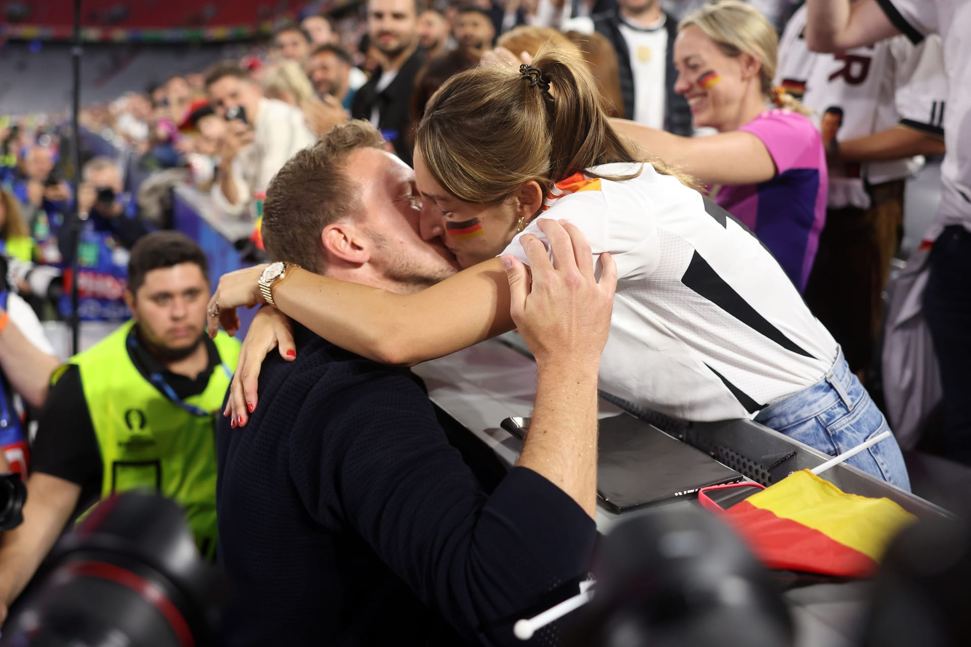 Julian Nagelsmann und Lena Wurzenberger ließen ihren Gefühlen bei der EM 2024 freien Lauf.