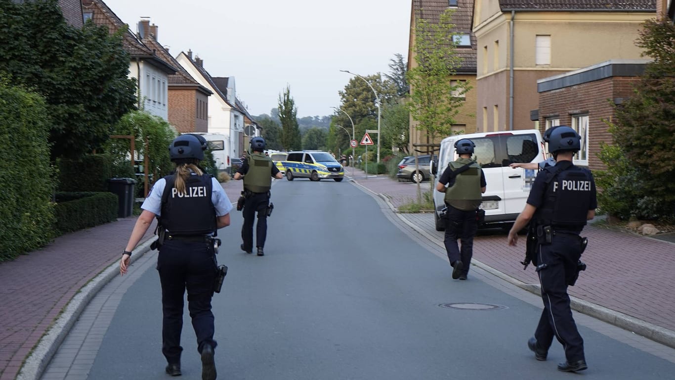 Polizisten gehen durch eine Straße der Kleinstadt Selm, wo zuvor ein Schuss gefallen und ein Mensch verletzt worden war.