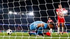 Paulo Gazzaniga rutscht der Ball durch, PSG darf jubeln: In der Champions League kam es zu einem späten Rückschlag für Girona.