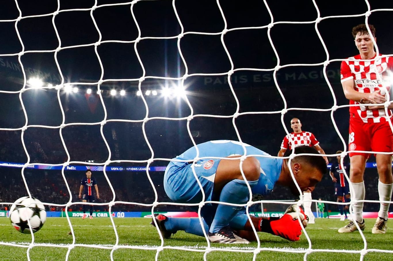 Paulo Gazzaniga rutscht der Ball durch, PSG darf jubeln: In der Champions League kam es zu einem späten Rückschlag für Girona.