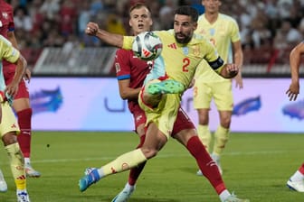 Kein Durchkommen: Spaniens Carvajal (M.) scheitert in Serbiens Defensive.