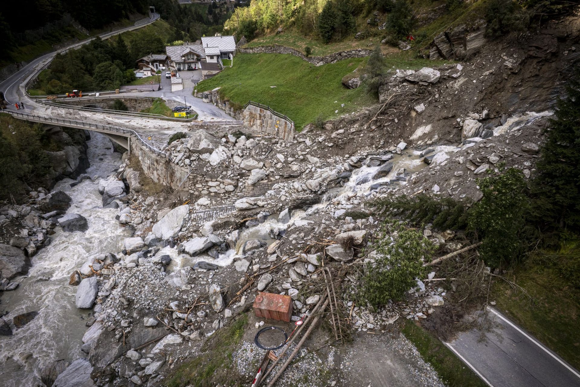 Ein Erdrutsch hat die Straße ins Schweizer Saastal verschüttet.