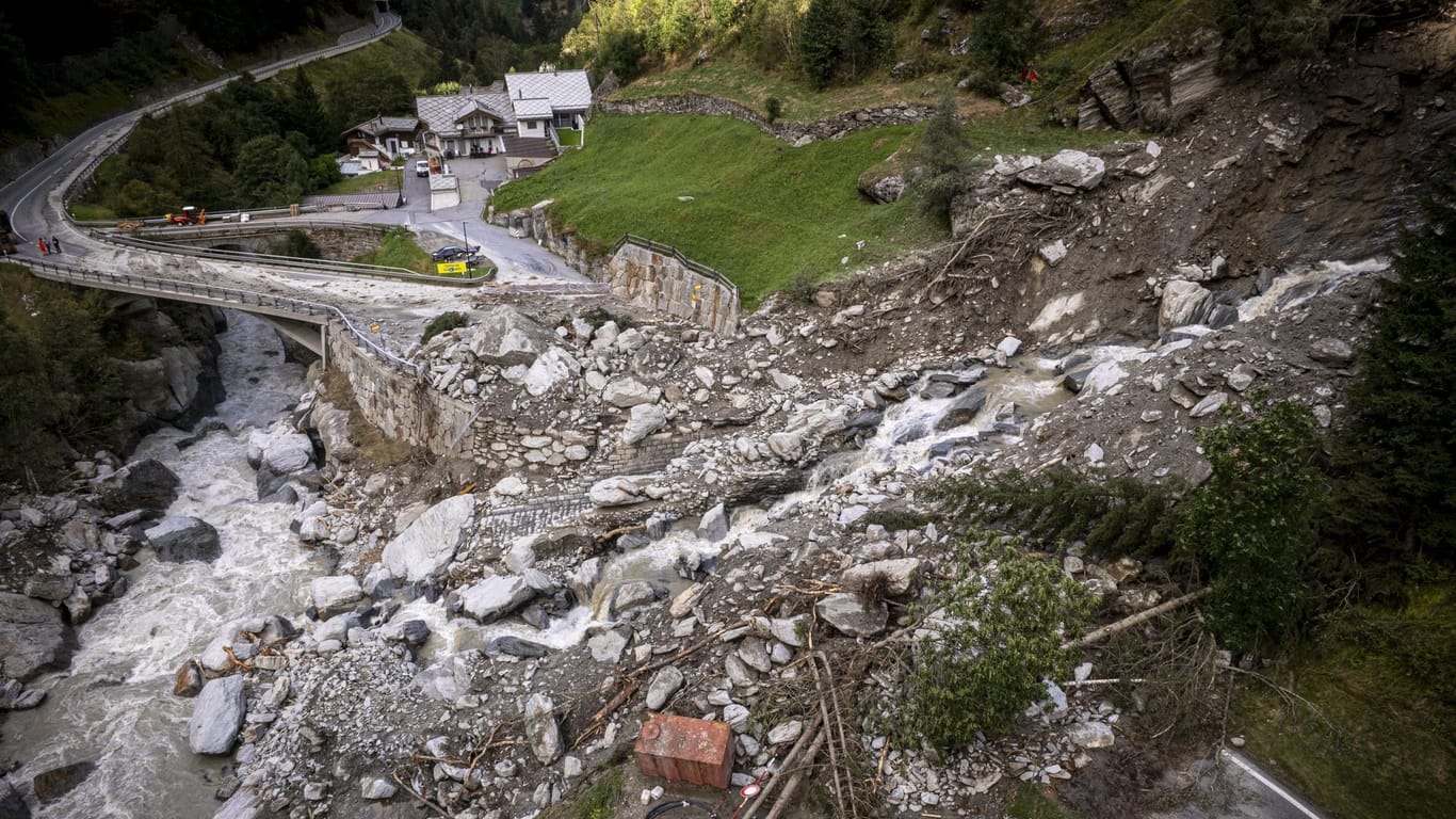 Ein Erdrutsch hat die Straße ins Schweizer Saastal verschüttet.