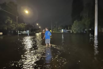 Ein Anwohner läuft über eine überflutete Straße in St. Petersburg im US-Bundesstaat Florida.