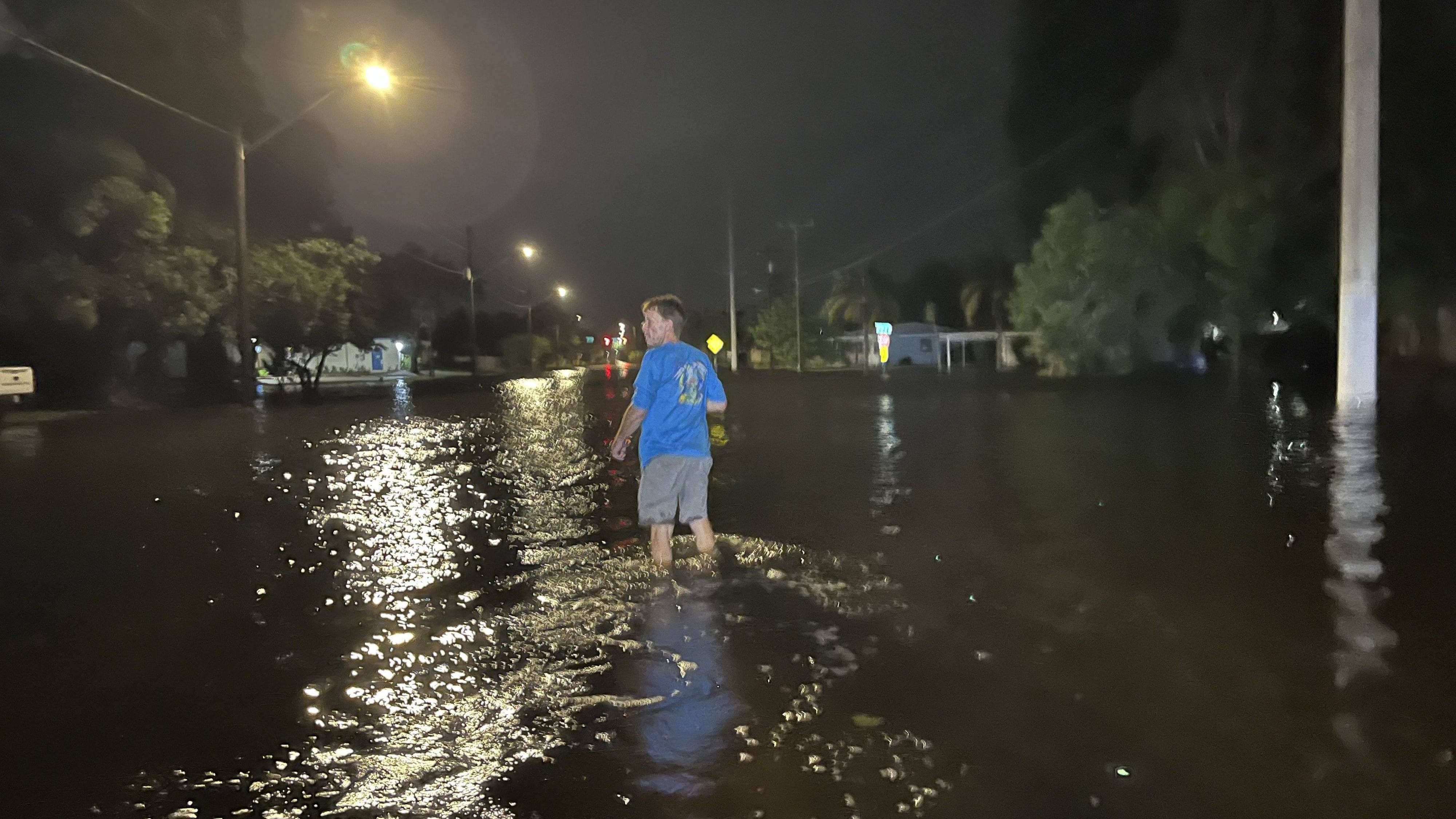 Ein Anwohner läuft über eine überflutete Straße in St. Petersburg im US-Bundesstaat Florida.