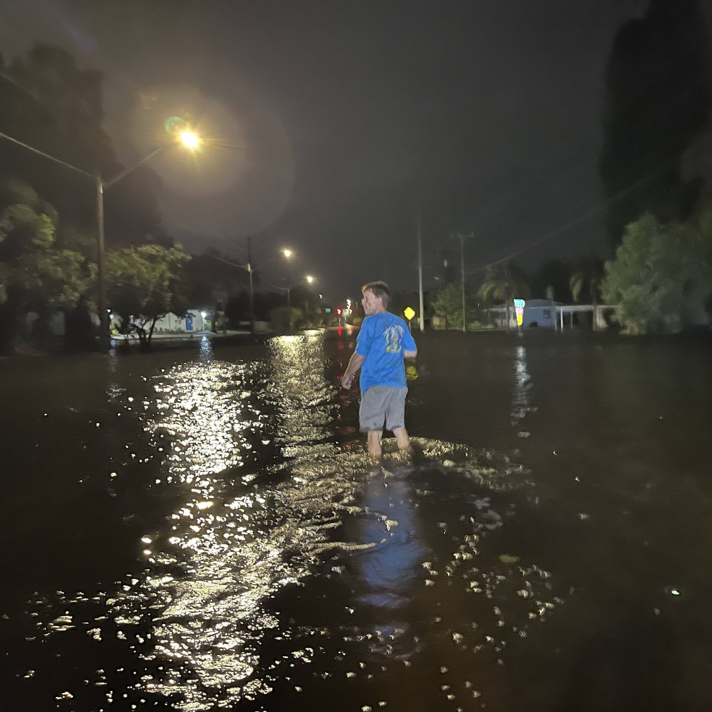 Ein Anwohner läuft über eine überflutete Straße in St. Petersburg im US-Bundesstaat Florida.