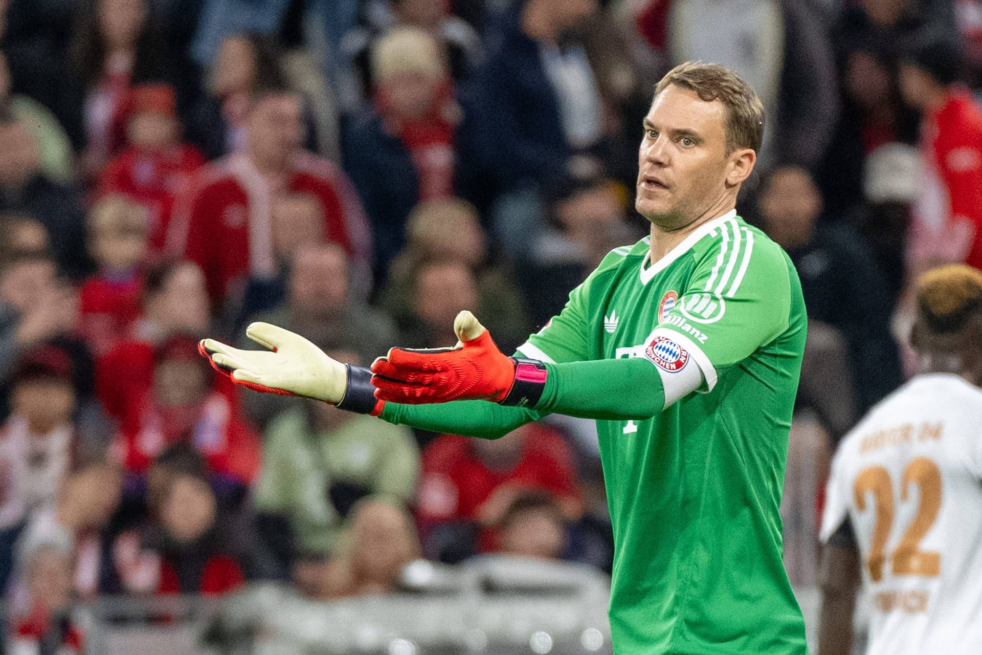 Manuel Neuer: Nach überstandenen Oberschenkelproblemen rechtzeitig fit für die Startelf. Erster Ballkontakt nach 15 Minuten. Konnte Pavlovićs Rückpass vorm 0:1 nicht erreichen. Klärte in Libero-Position per Kopf (44.). Beim 1:1 chancenlos. Ansonsten kaum gefordert. Note 3