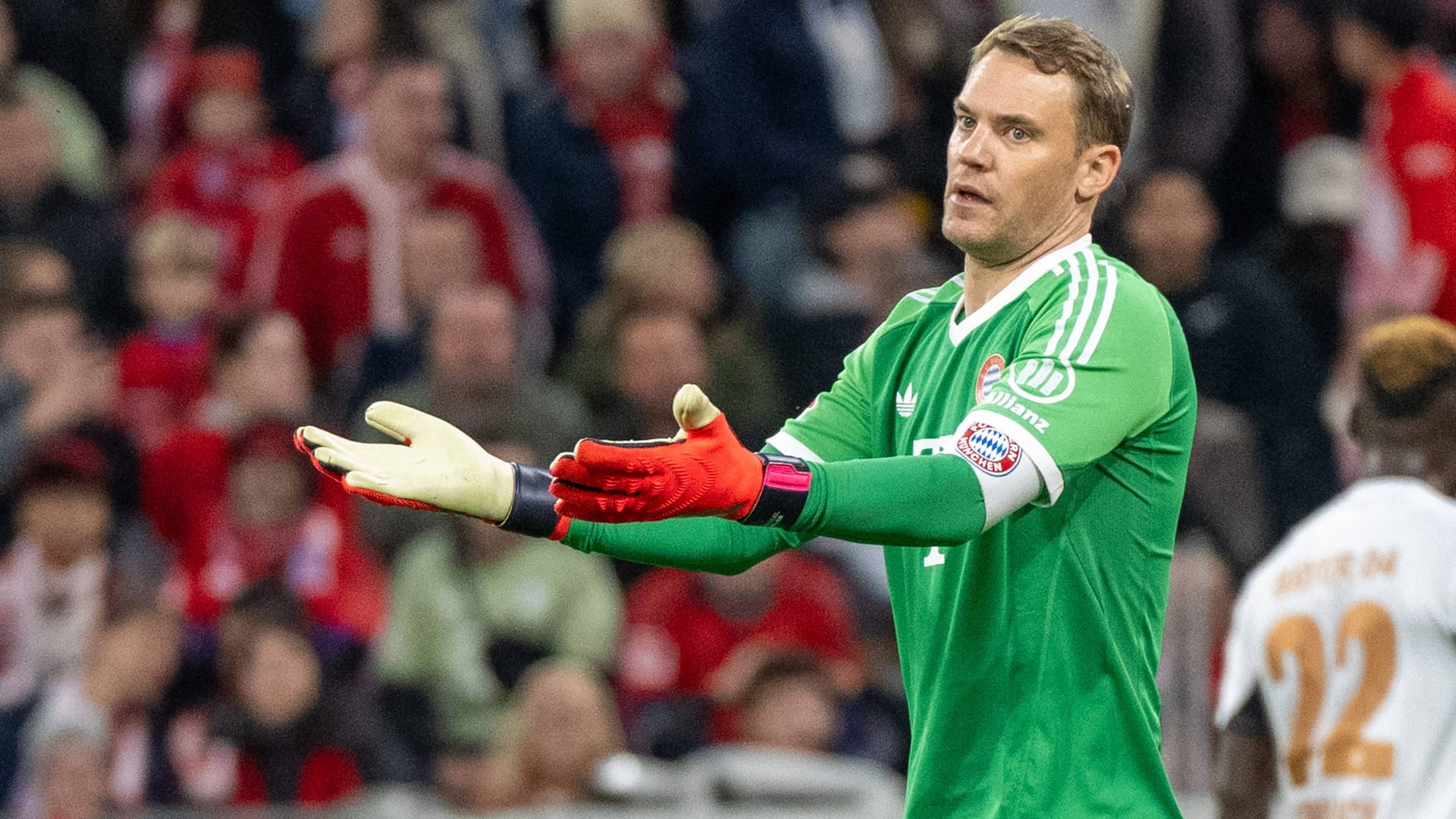 Manuel Neuer: Nach überstandenen Oberschenkelproblemen rechtzeitig fit für die Startelf. Erster Ballkontakt nach 15 Minuten. Konnte Pavlovićs Rückpass vorm 0:1 nicht erreichen. Klärte in Libero-Position per Kopf (44.). Beim 1:1 chancenlos. Ansonsten kaum gefordert. Note 3