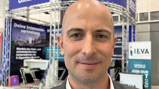 Dustin Dahlmann, chairman of the e-cigarette association "Alliance for Tobacco-Free Enjoyment" (BfTG), stands in front of a stand of his organization at the Intertabac 2023 trade fair. (Source: Wolf von Dewitz/dpa/dpa-bilder)