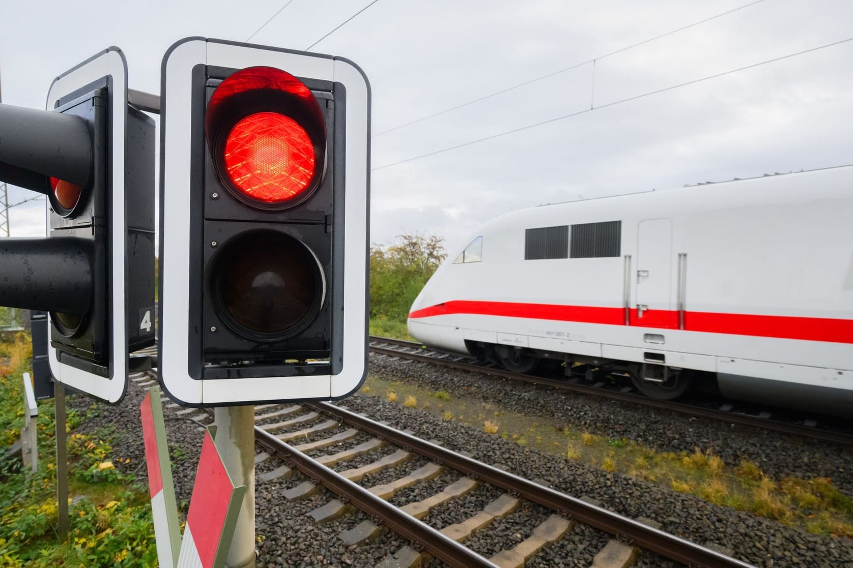 Ein ICE fährt über einen Bahnübergang: Wie geht es mit der Bahn-Infrastruktur weiter?