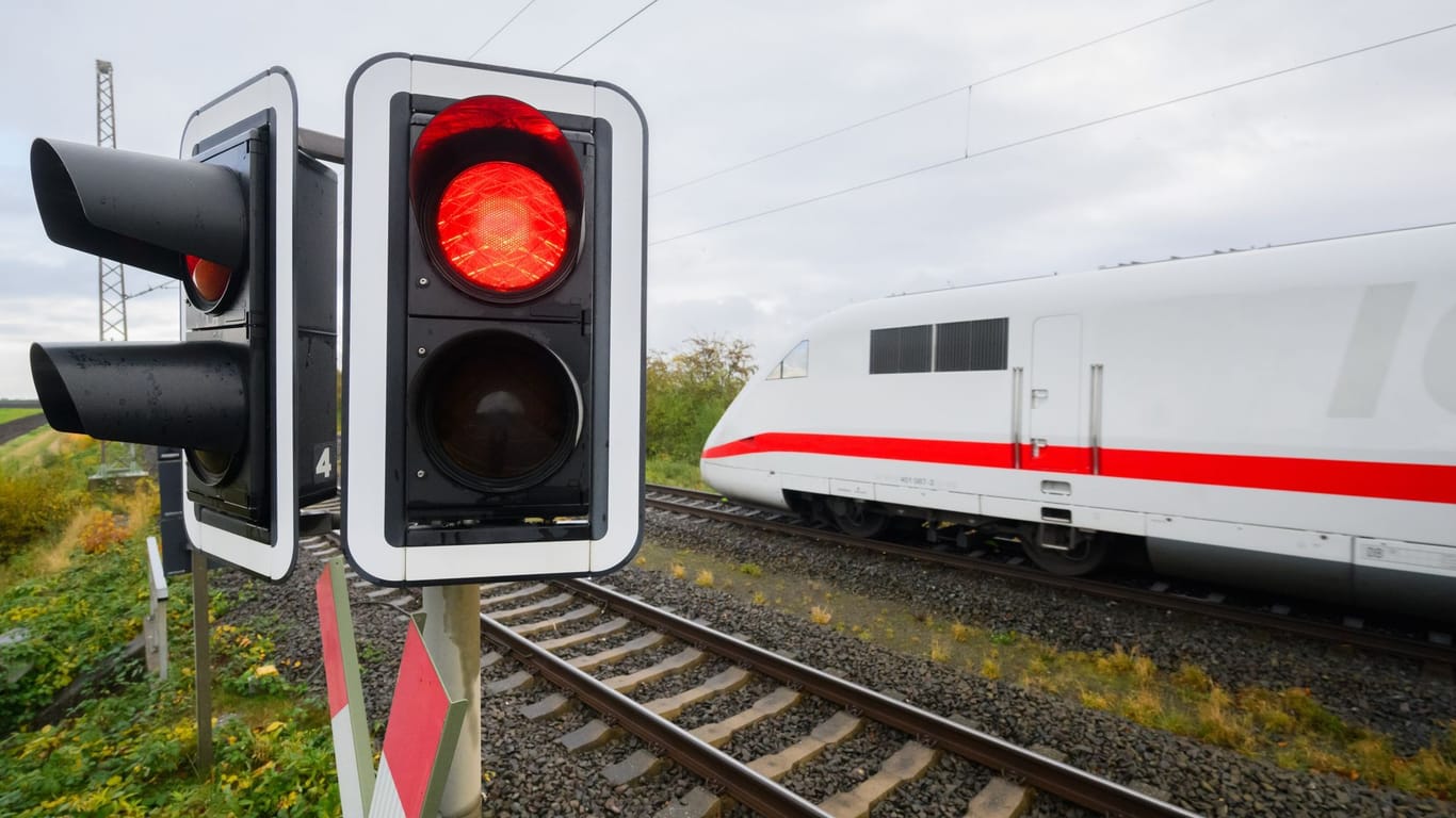 Ein ICE fährt über einen Bahnübergang: Wie geht es mit der Bahn-Infrastruktur weiter?