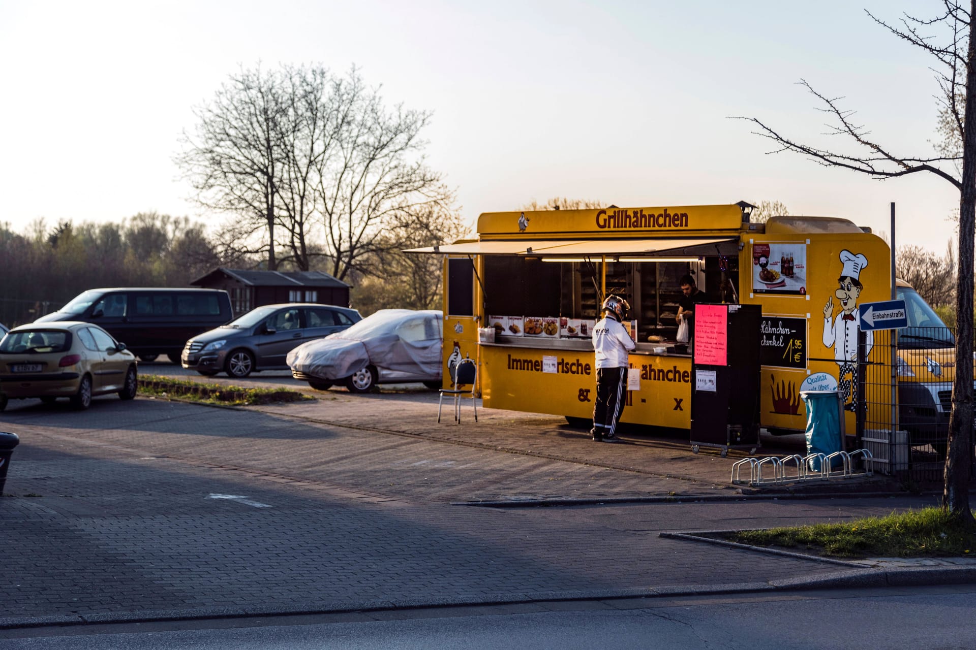 Ein Imbissstand steht auf einem Parkplatz (Symbolbild): Der Mann musste noch vor Ort reanimiert werden.