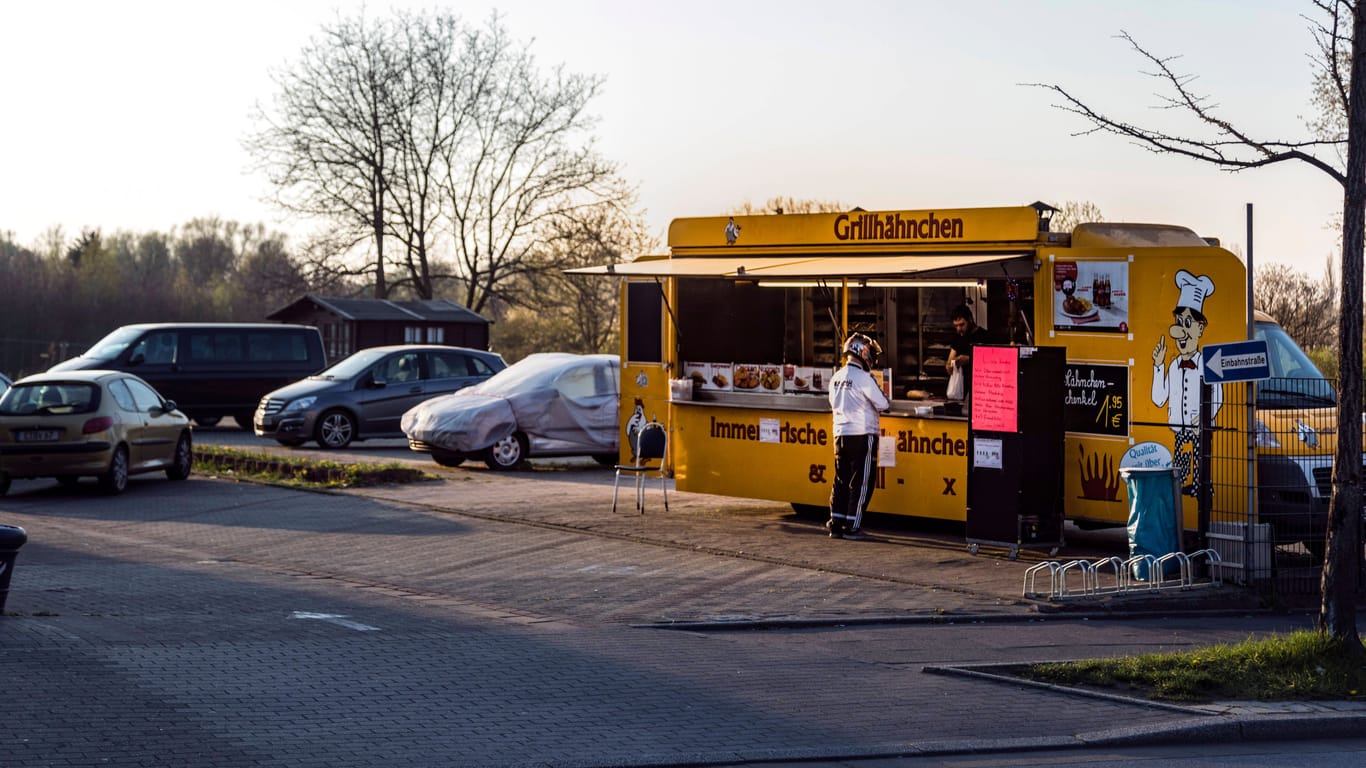 Ein Imbissstand steht auf einem Parkplatz (Symbolbild): Der Mann musste noch vor Ort reanimiert werden.