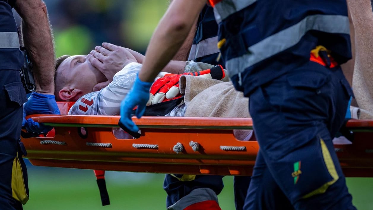 Marc-André ter Stegen wird auf einer Trage vom Platz gebracht: Der deutsche Nationaltorwart fällt monatelang aus.