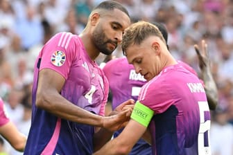 Joshua Kimmich (rechts) bekommt die Kapitänsbinde von Jonathan Tah: Beide Spieler werden in der DFB-Elf künftig eine Führungsrolle übernehmen.