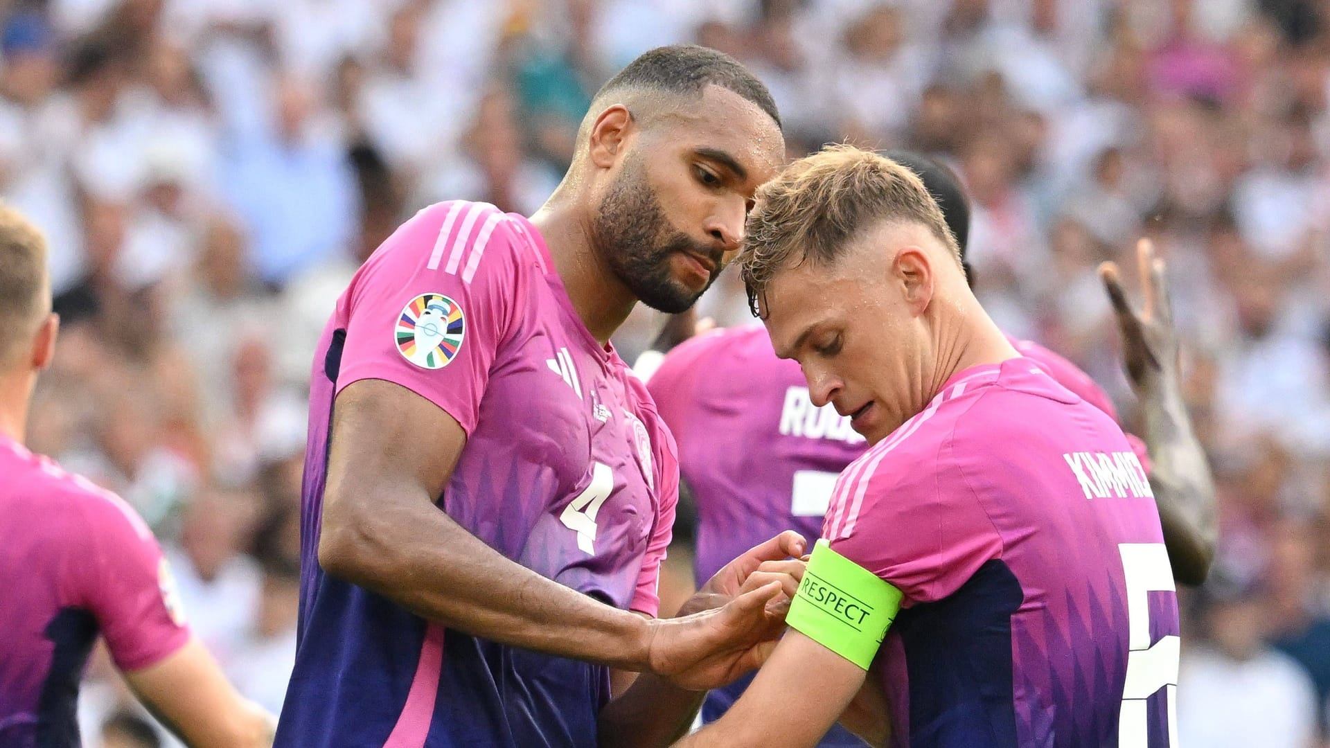 Joshua Kimmich (rechts) bekommt die Kapitänsbinde von Jonathan Tah: Beide Spieler werden in der DFB-Elf künftig eine Führungsrolle übernehmen.