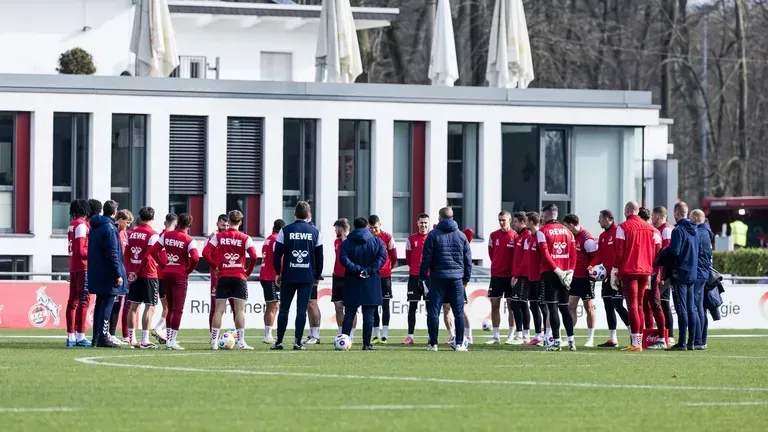 Die Mannschaft des 1. FC Köln am Geißbockheim (Archivbild): Am 1. Oktober soll eine Entscheidung über den Ausbau getroffen werden.