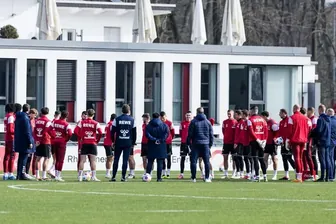 Die Mannschaft des 1. FC Köln am Geißbockheim (Archivbild): Am 1. Oktober soll eine Entscheidung über den Ausbau getroffen werden.