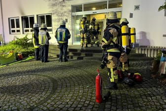 Einsatzkräfte der Feuerwehr vor dem Amtsgericht Borbeck: Hier hat es am Dienstagmorgen gebrannt.