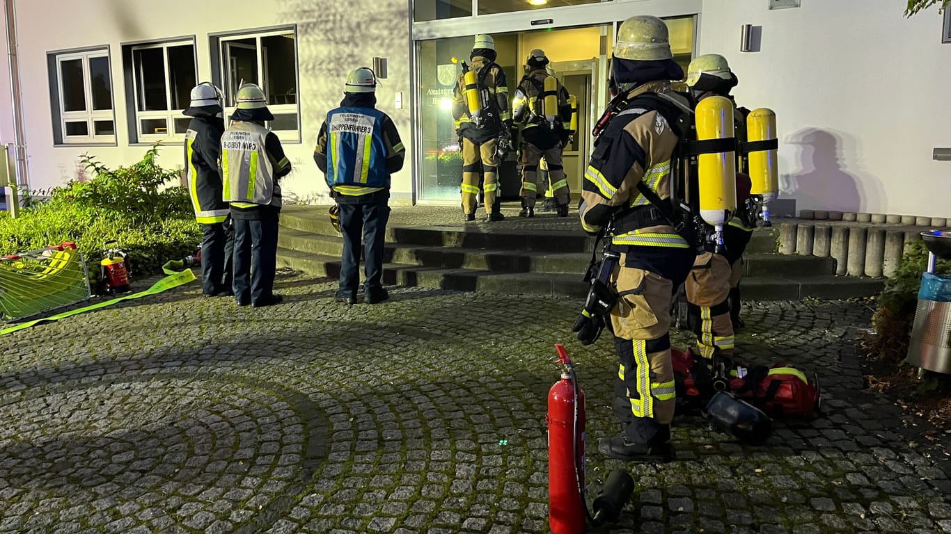 Einsatzkräfte der Feuerwehr vor dem Amtsgericht Borbeck: Hier hat es am Dienstagmorgen gebrannt.