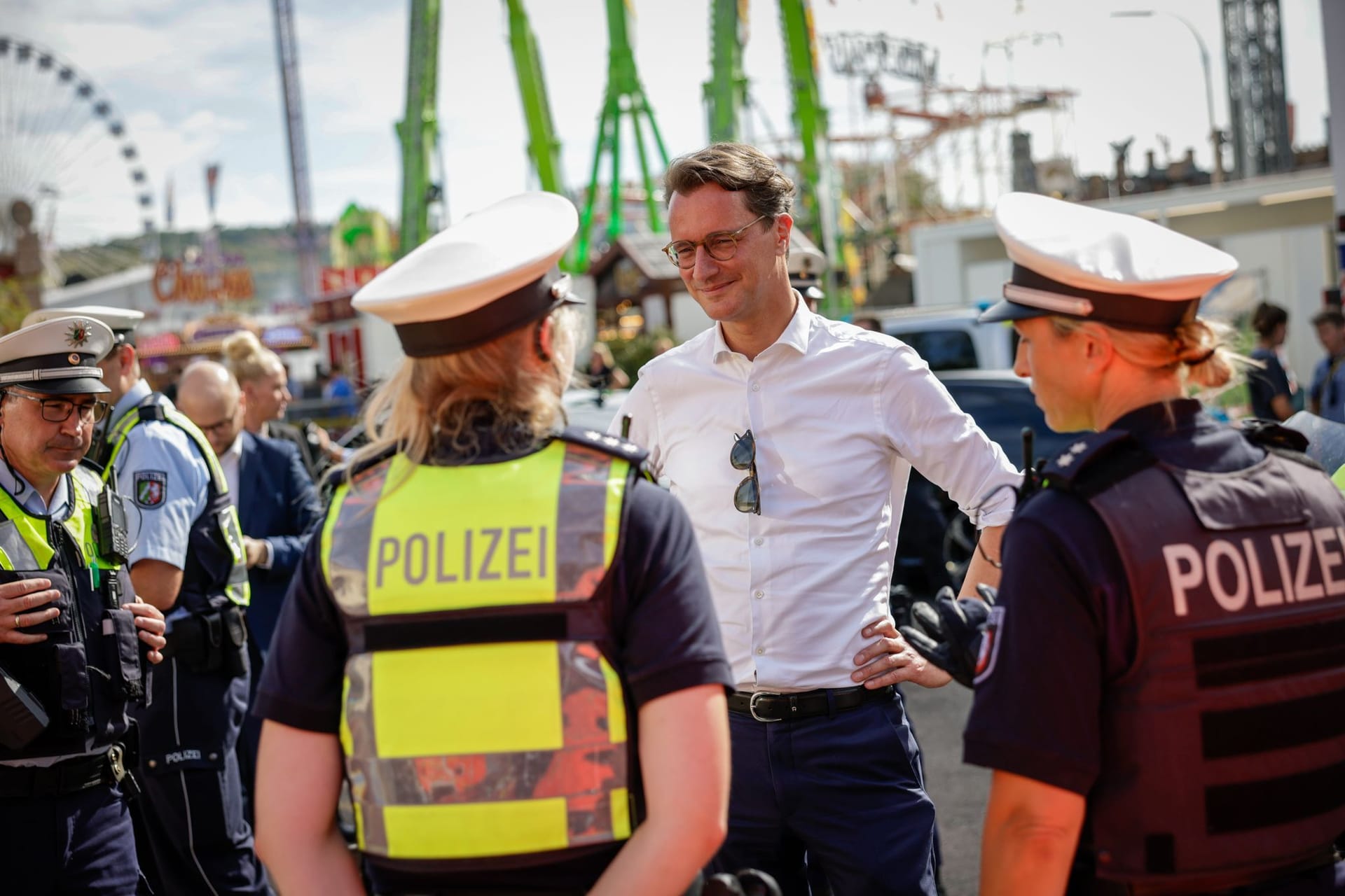 Wüst besucht Einsatzkräfte auf Pützchens Markt