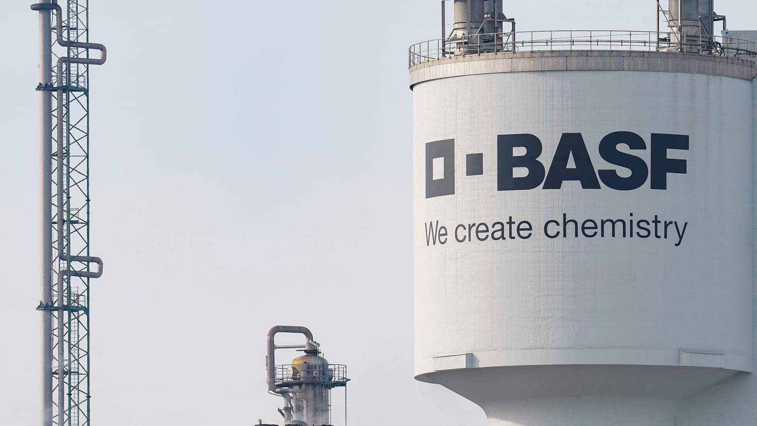 Ludwigshafen: Ein Turm mit der Aufschrift BASF steht neben Schornsteinen auf dem Werksgelände des Chemiekonzerns.