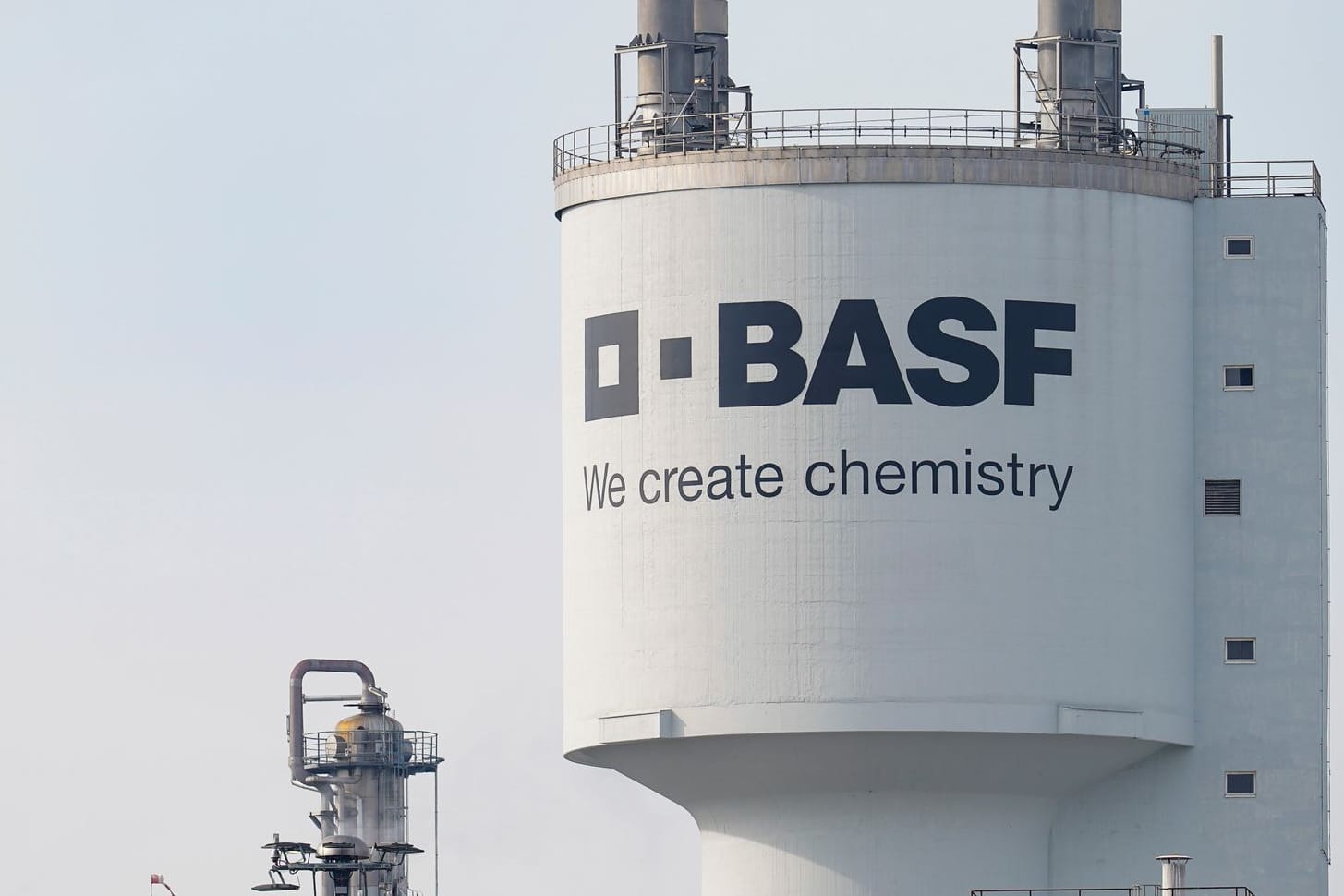 Ludwigshafen: Ein Turm mit der Aufschrift BASF steht neben Schornsteinen auf dem Werksgelände des Chemiekonzerns.